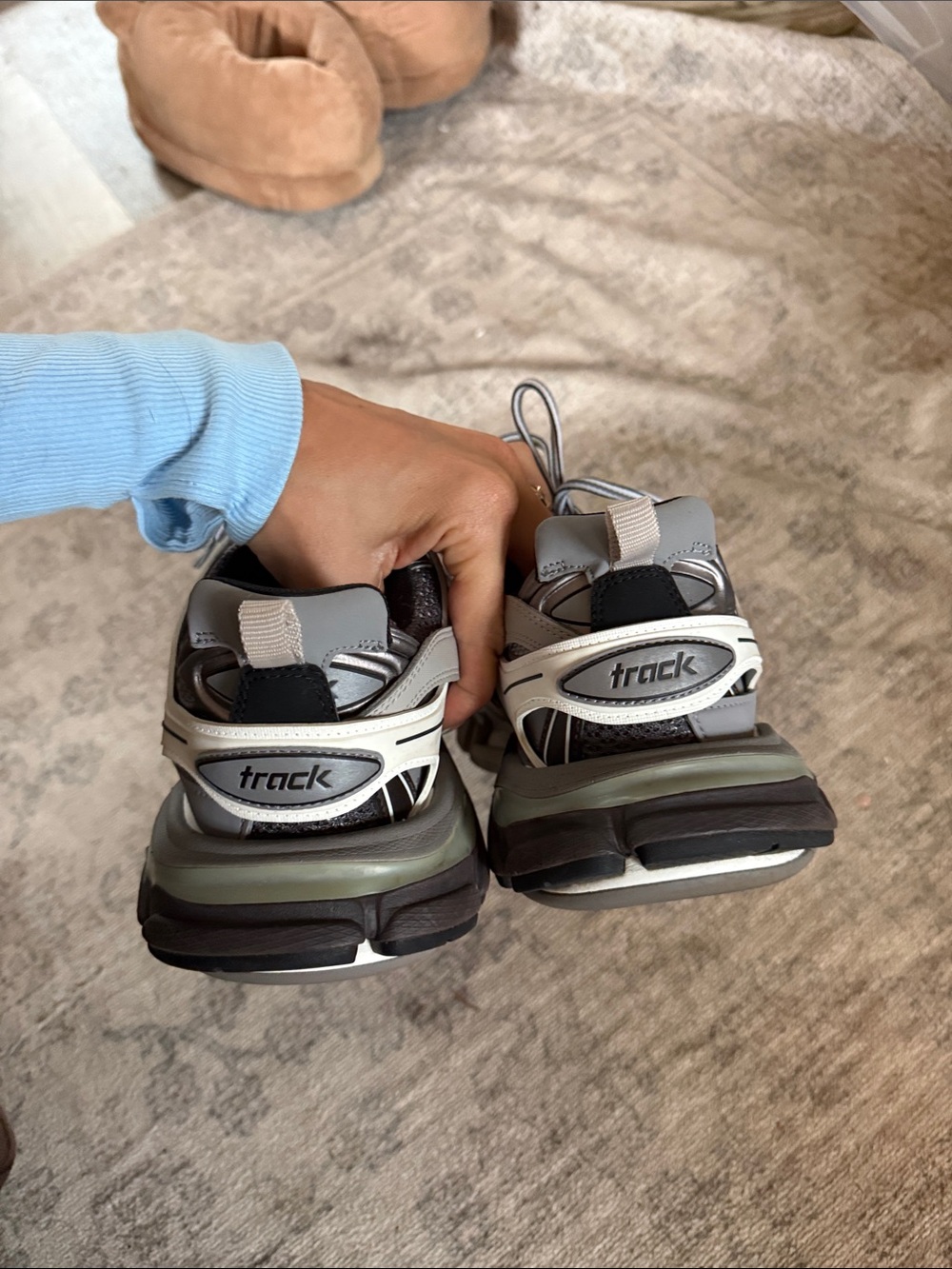 Authentic Balenciaga Men's Chunky Track Sneakers in Gray and Black - Picture 4 of 6